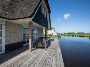 Spacious villa with two saunas, on the Tjeukemeer